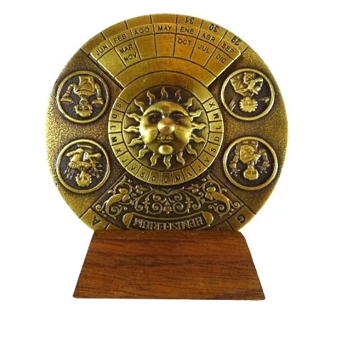 Calendar perpetuu Giftdeco H27 din alama si lemn, diametru 9 cm