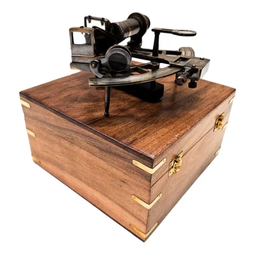 Detaliu sextant decorativ cu elemente din sticla