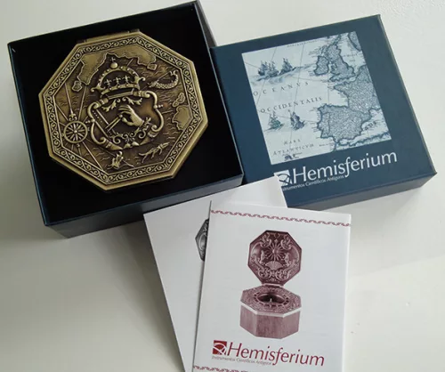 Busola magnetica Cardan Giftdeco H44 din lemn si alama, diametru 10 cm