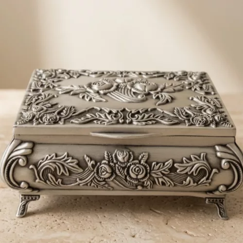 Cutie metalica argintie cu decor floral