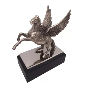 Detaliu al figurinei Pegas din aluminiu cu finisaj argintiu