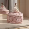 Flori in relief pe cutie