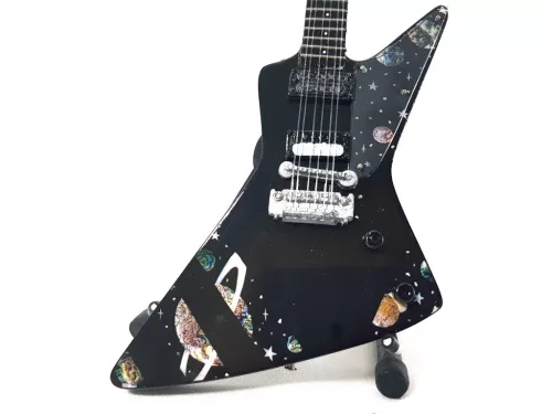 Mini chitara multicolora cu negru dominant si suport